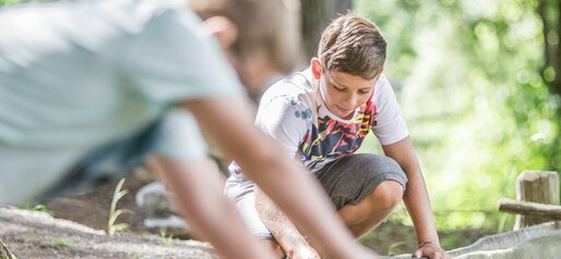 Bambini nel bosco con giochi d'acqua | © Notdurfter Anna