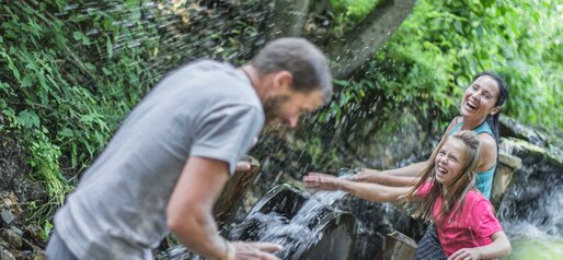 Famiglia nel bosco con giochi d'acqua | © Notdurfter Anna