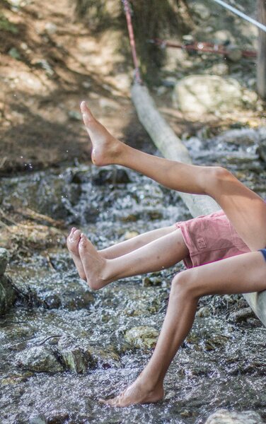 Bambini nel bosco con giochi d'acqua | © Notdurfter Anna