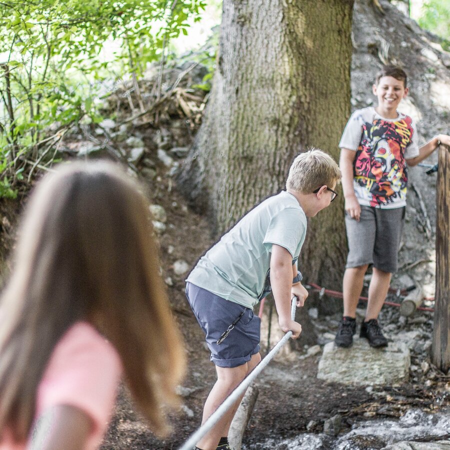 Bambini nel bosco con giochi d'acqua | © Notdurfter Anna