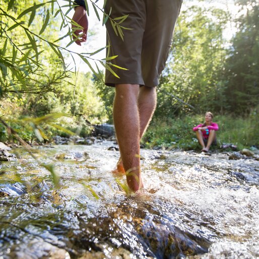 Fiume, escursionisti a piedi attraverso il fiume | © Filz Alex - TVB Kronplatz