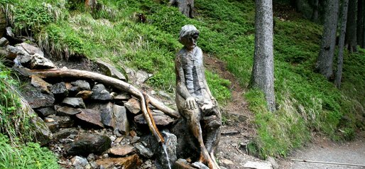 Scultura con fontana sul sentiero naturale del circuito del lago | © Schuster Barbara