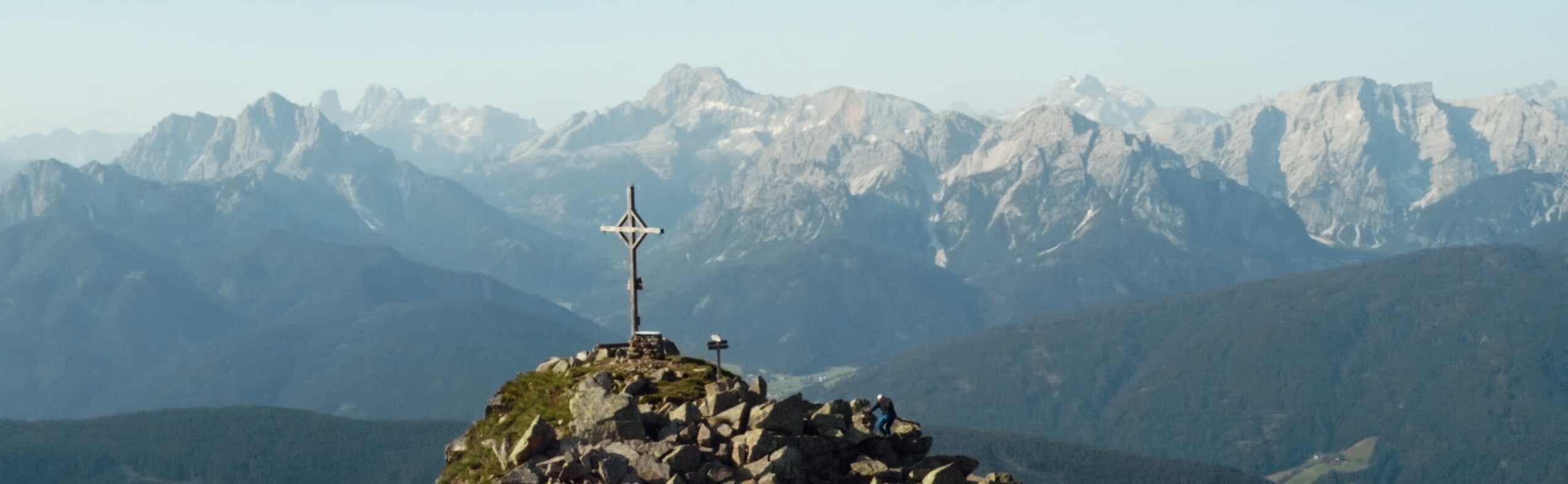 Ein Gipfelkreuz bei strahlend blauem Himmel. | © RAW Media