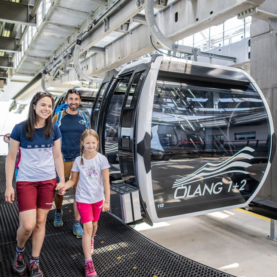 Eine Familie beim Ausstieg aus der Gondel des Olang 1+2 Lifts. | © Harald Wisthaler