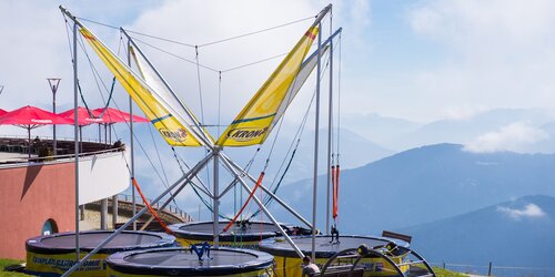 Das Kron Trampolin neben dem Kron Restaurant im Sommer. | © Skirama Kronplatz
