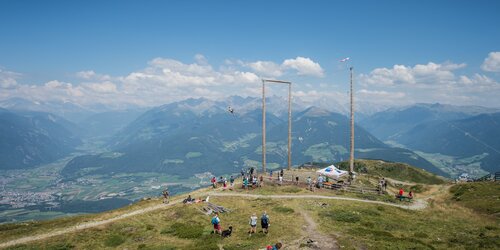 Der Skyscraper am Kronplatz von weit weg bei blauem Himmel. | © Harald Wisthaler