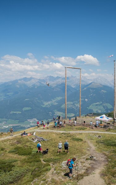 Der Skyscraper am Kronplatz von weit weg bei blauem Himmel. | © Harald Wisthaler