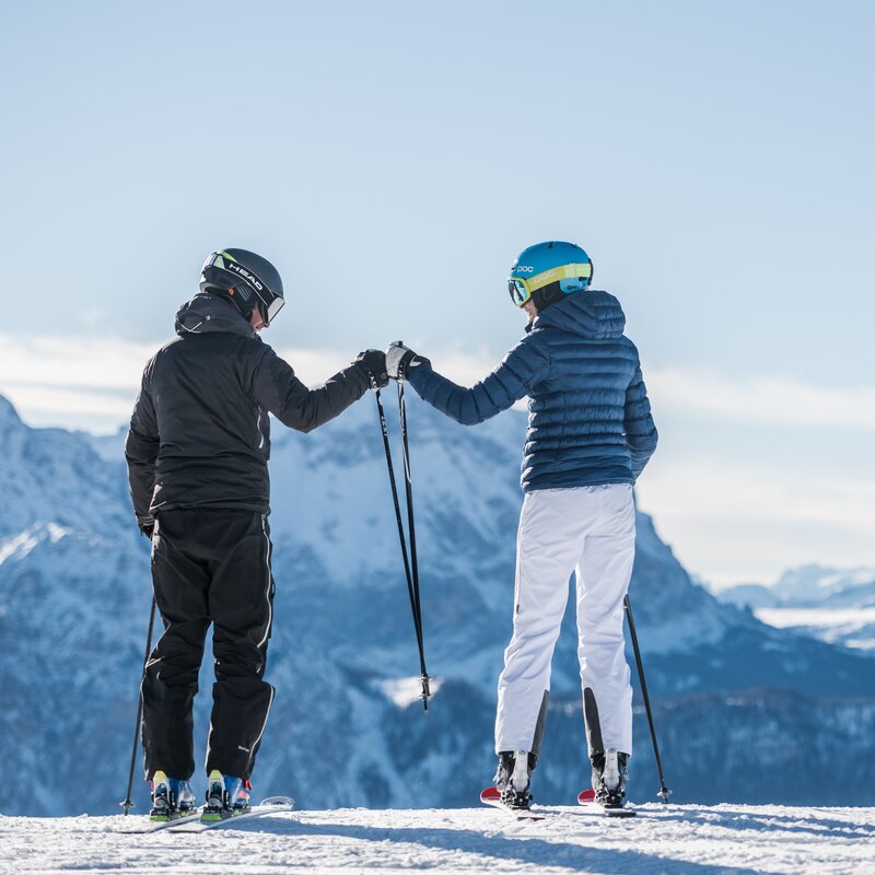 Zwei Skifahrer schauen genüsslich auf die Dolomiten. | © Harald Wisthaler